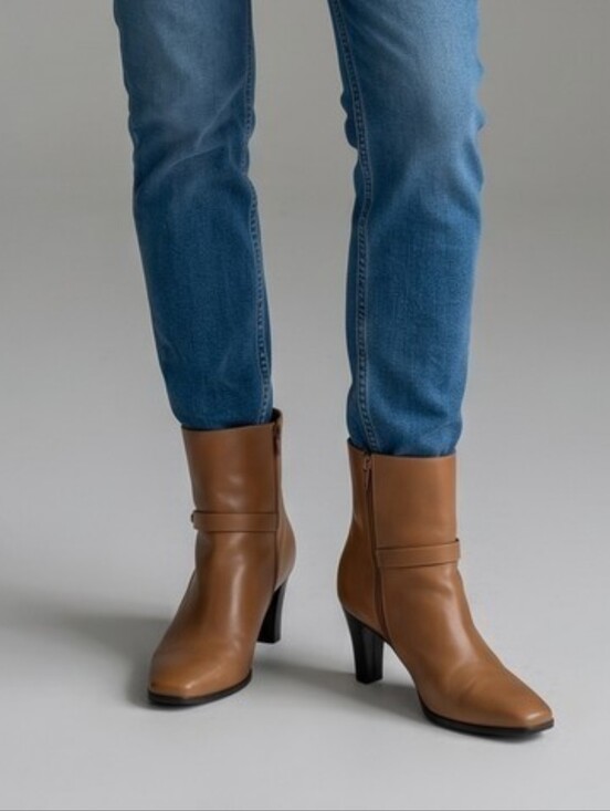 Shoes - Women's Leather Tan Ankle Boot with Mid Heel Size 7.5